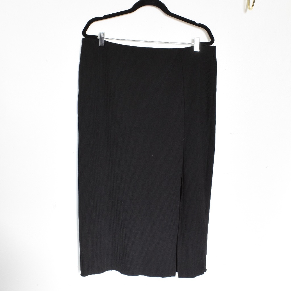 (NWOT) Stretchy Form Fitting Black Midi Skirt